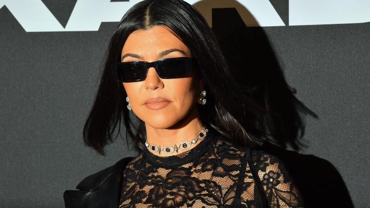 Kourtney Kardashian con look en negro