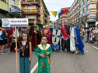 La marea del Sella toma Arriondas: así fue el multitudinario desfile rumbo al descenso
