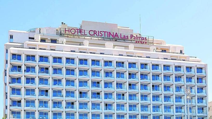 Vista del hotel Cristina desde la arena de la playa de Las Canteras, en Las Palmas de Gran Canaria.