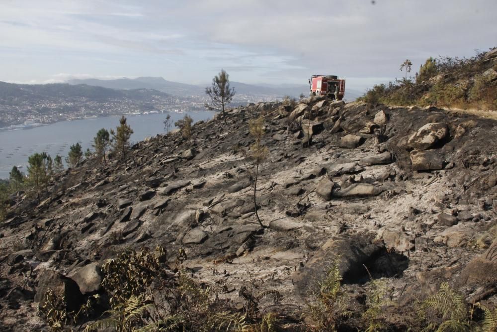 Incendios en Galicia | Un incendio nocturno quema 15 hectáreas en Domaio sobre el puente de Rande