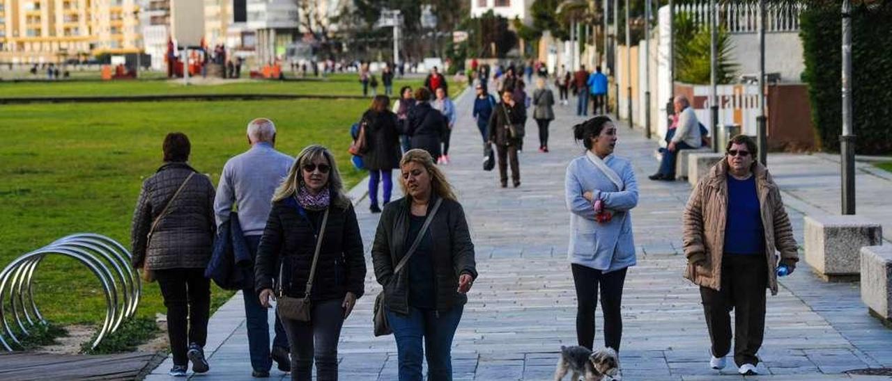 En el núcleo de Carril, al fondo del paseo marítimo de Vilagarcía, viven 1.735 personas. // Iñaki Abella