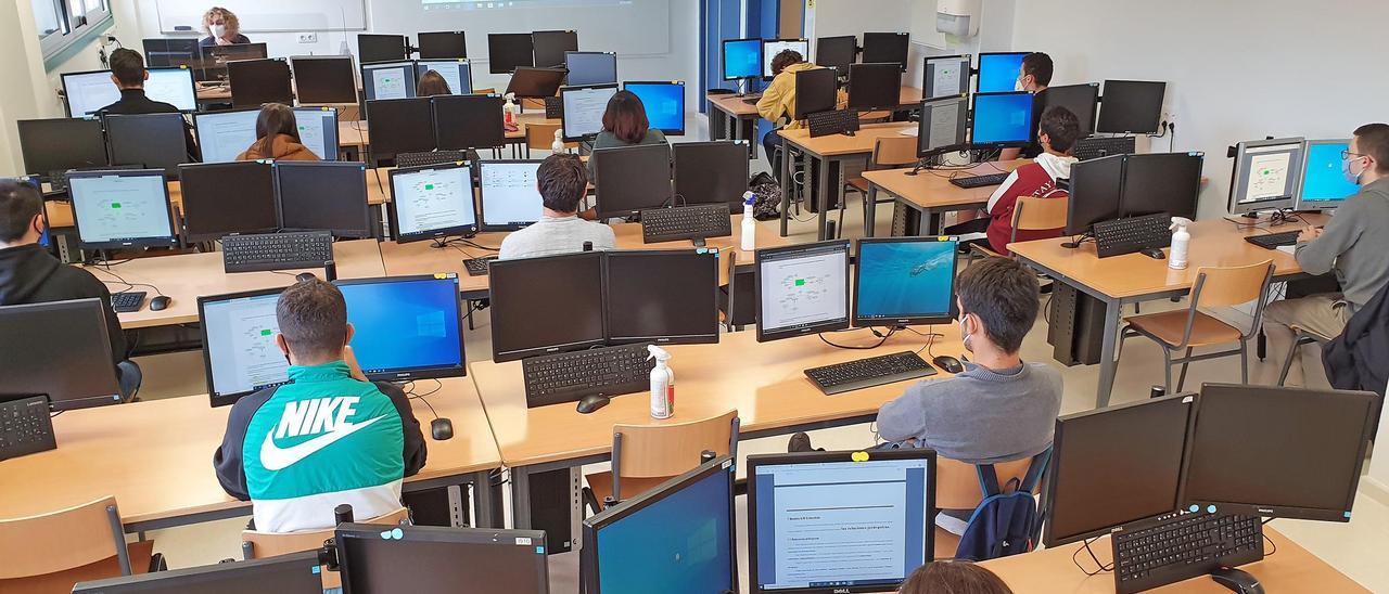 Una aula d’un cicle superior d’informàtica, en una imatge d’arxiu.