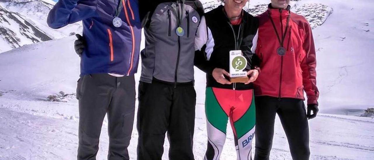 Podio masculino del campeonato de esquí de fondo.