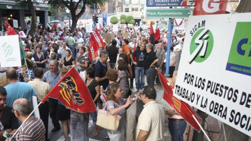 Varios trabajadores de la CAM convocados por diversas organizaciones sindicales durante la manifestación que han protagonizado esta tarde ante la delegación del Banco de España en Alicante, para exigir el mantenimiento de los puestos de trabajo en Caja Mediterráneo, tras la intervención de la entidad alicantina