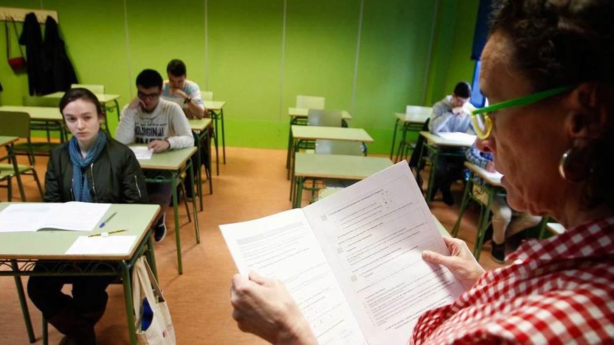 Prueba de evaluación de diagnóstico en el IES Fleming, en Oviedo.