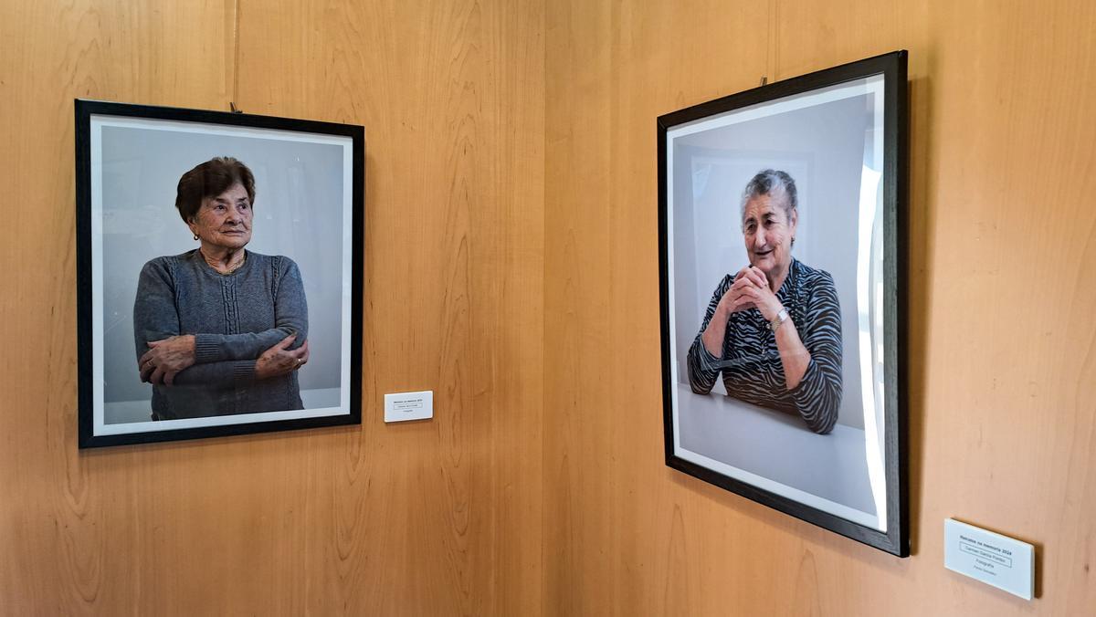 Fotografías y pinturas de la exposición 'Retratos na memoria' de A Pobra
