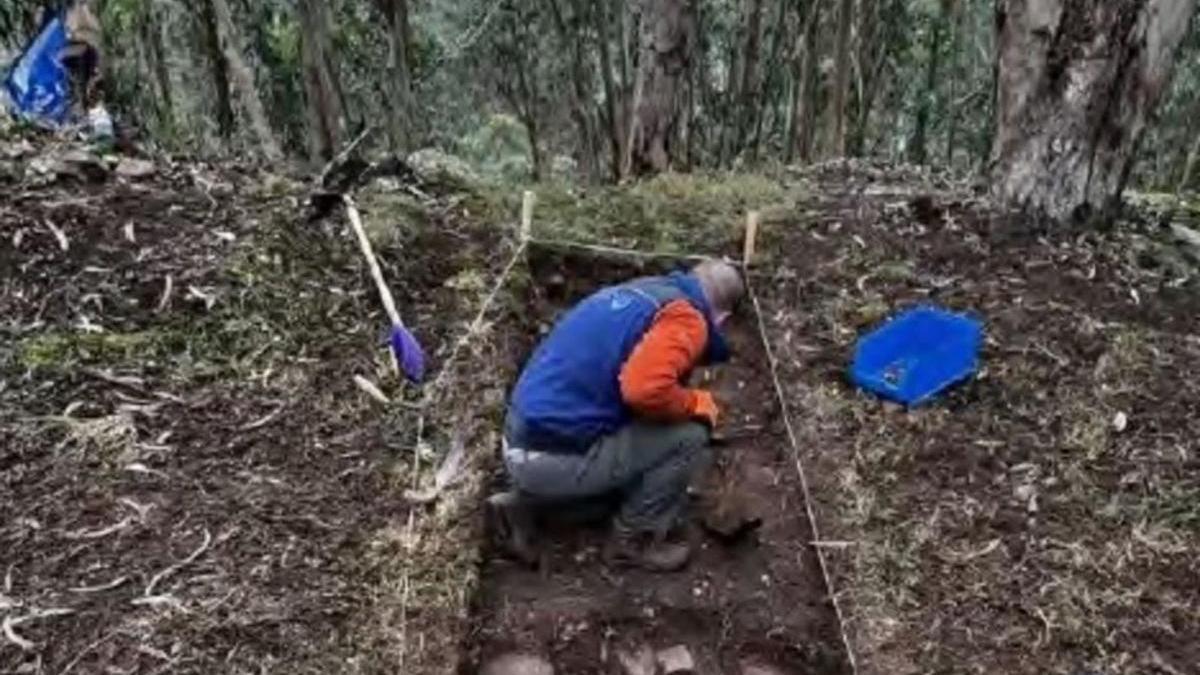 La cima del Pico Castiello, donde han comenzado a aparecer estructuras constructivas.