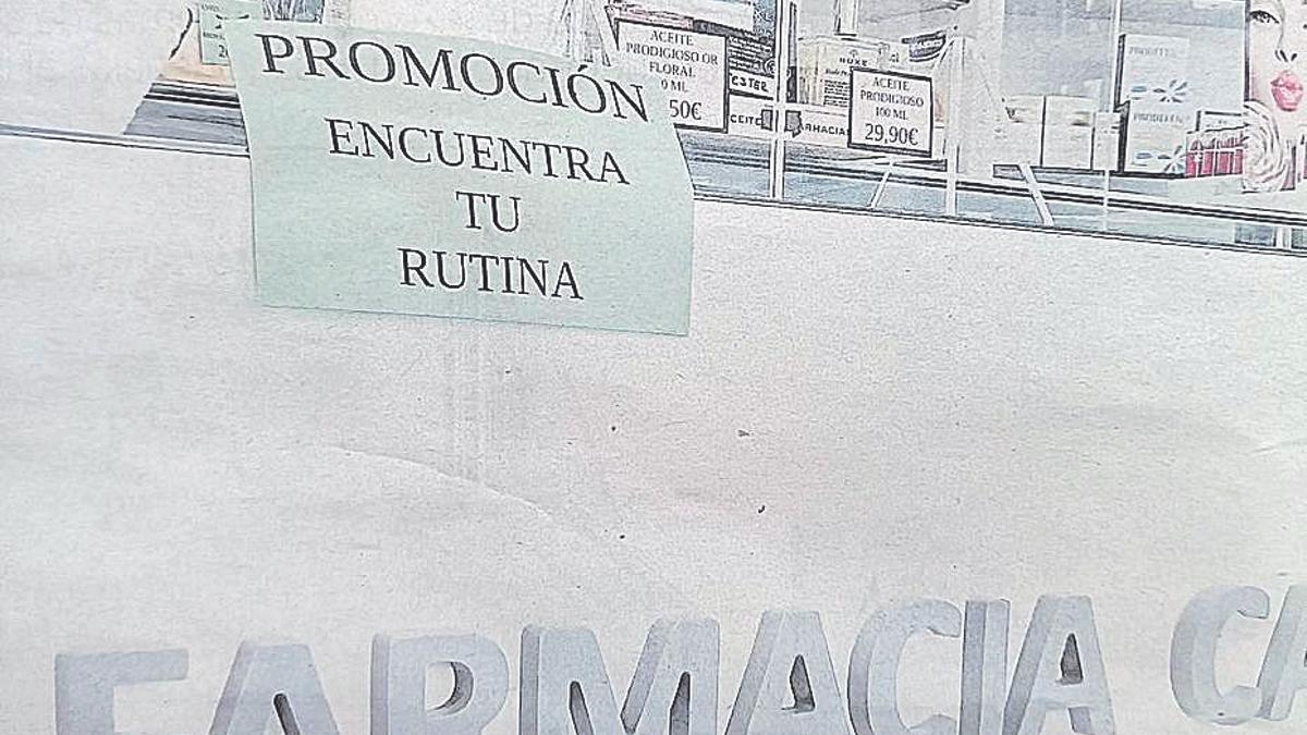 Cartel promocional en el escaparate de una farmacia.