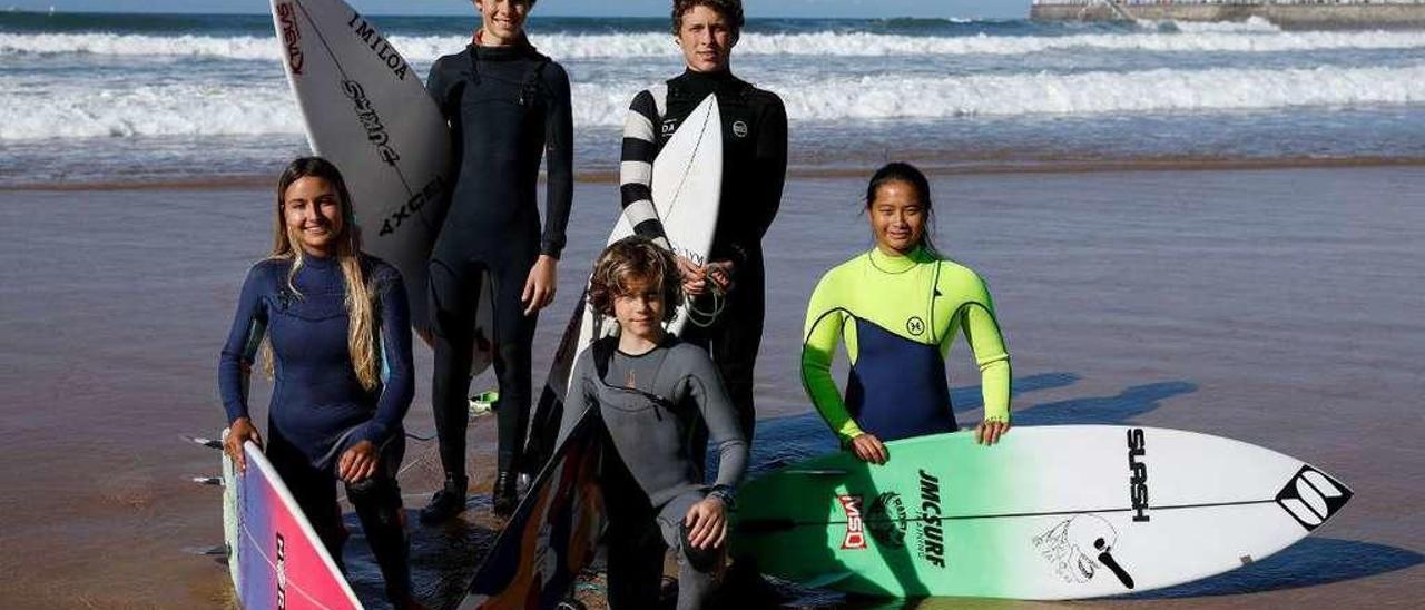 De pie, por la izquierda, Pelayo y Enrique Suárez. Delante, agachados, Nerea Donaire, Mateo Vázquez y Alicia Takahasi, en la playa de San Lorenzo, antes de que se decretase el estado de alarma.