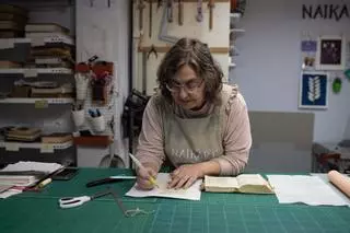 Naikare, el taller de Barcelona que resucita los libros heridos más queridos