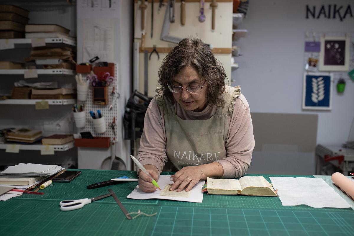 Mercè Capell, a la rebotiga del taller Naikare de Barcelona