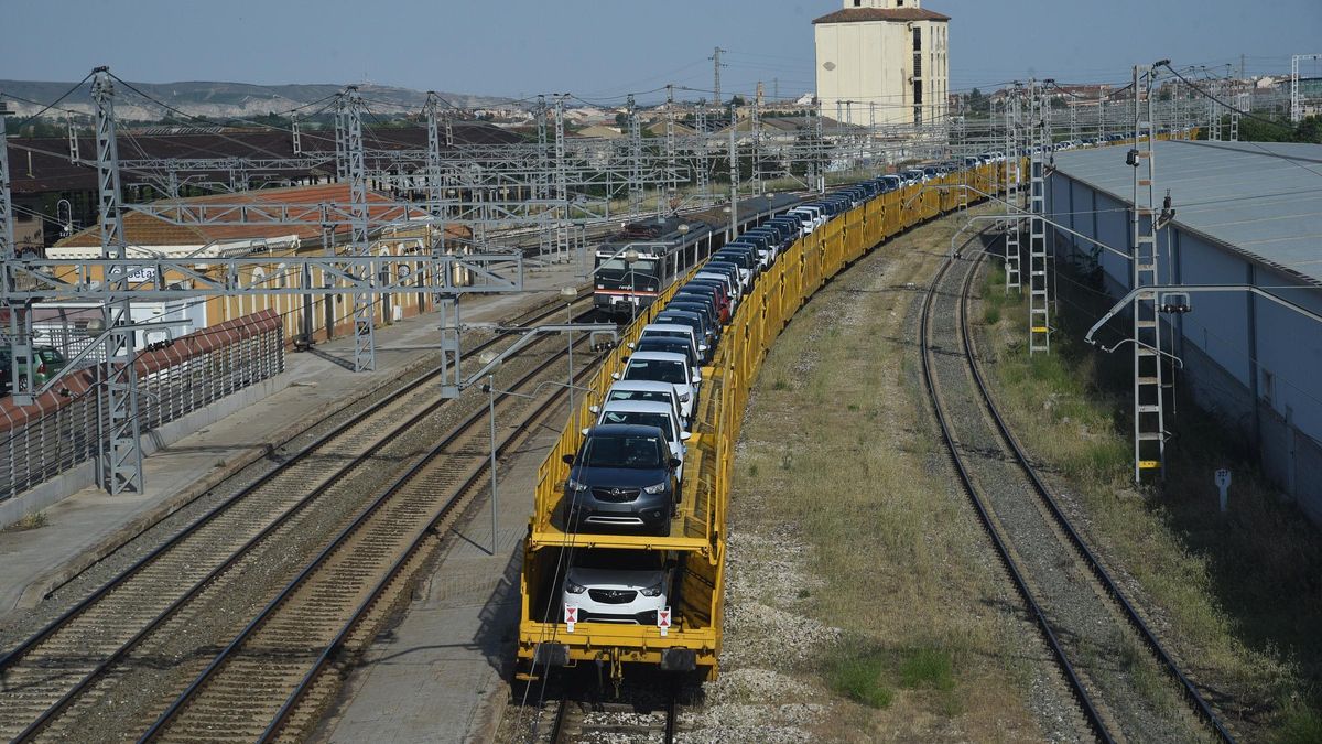 TREN DE TRANSPORTE DE MERCANCIAS QUE MUEVE COCHES.