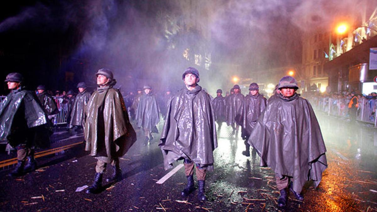 Un grup d’artistes argentins representen una escena de la guerra de les Malvines durant les celebracions pel bicentenari de la Revolució de Maig.