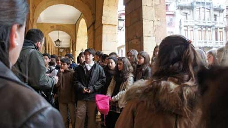 Los alumnos reciben instrucciones de la «gymkhana» y, a la derecha, un grupo delante de «La Regenta».