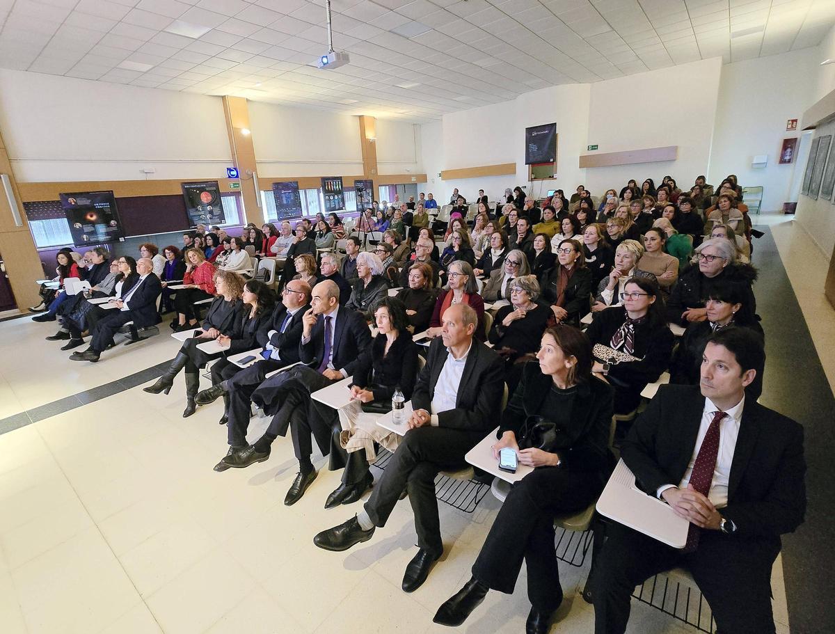 Asistentes al acto en el IES de Teis