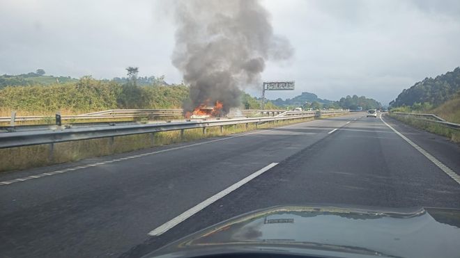 Espectacular atasco en la autovía Minera a la altura de Gijón en sentido Mieres por un coche ardiendo (en imágenes)