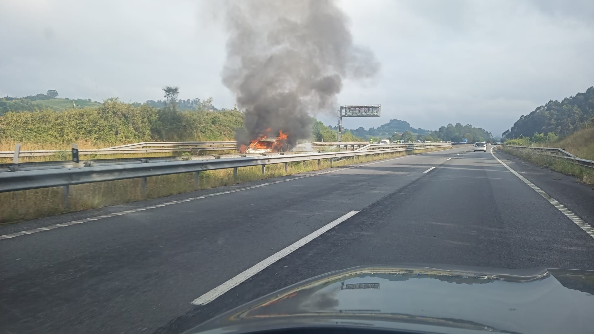 Espectacular atasco en la autopista &quot;Y&quot; en sentido Gijón por un coche ardiendo (en imágenes)