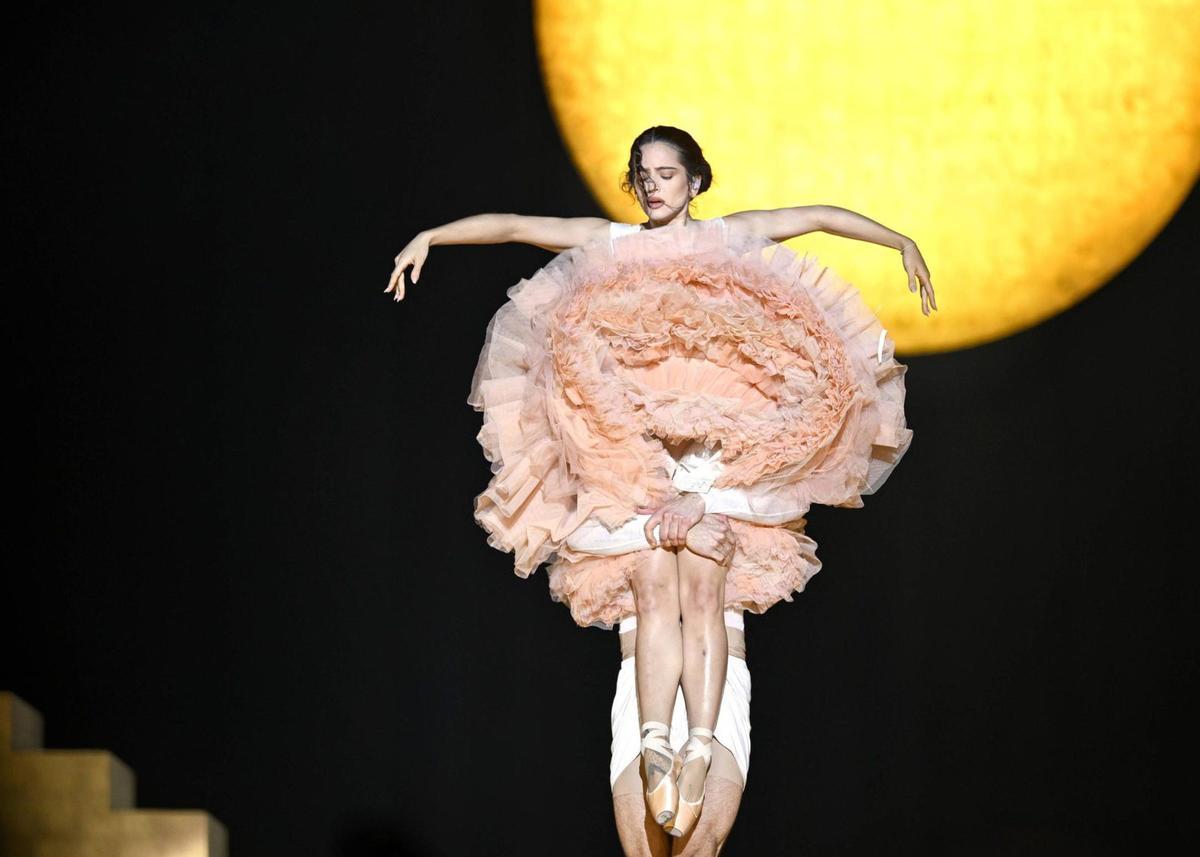 Rosalía, en el primer concierto de la gira de «Lux», en Lyon. | GARETH CATTERMOLE / LIVE NATION