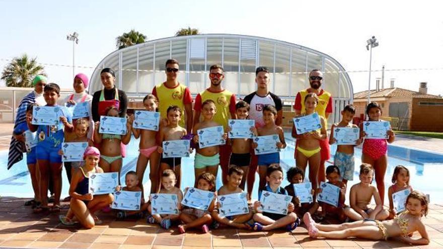 Treinta niños aprenden a nadar en Puçol
