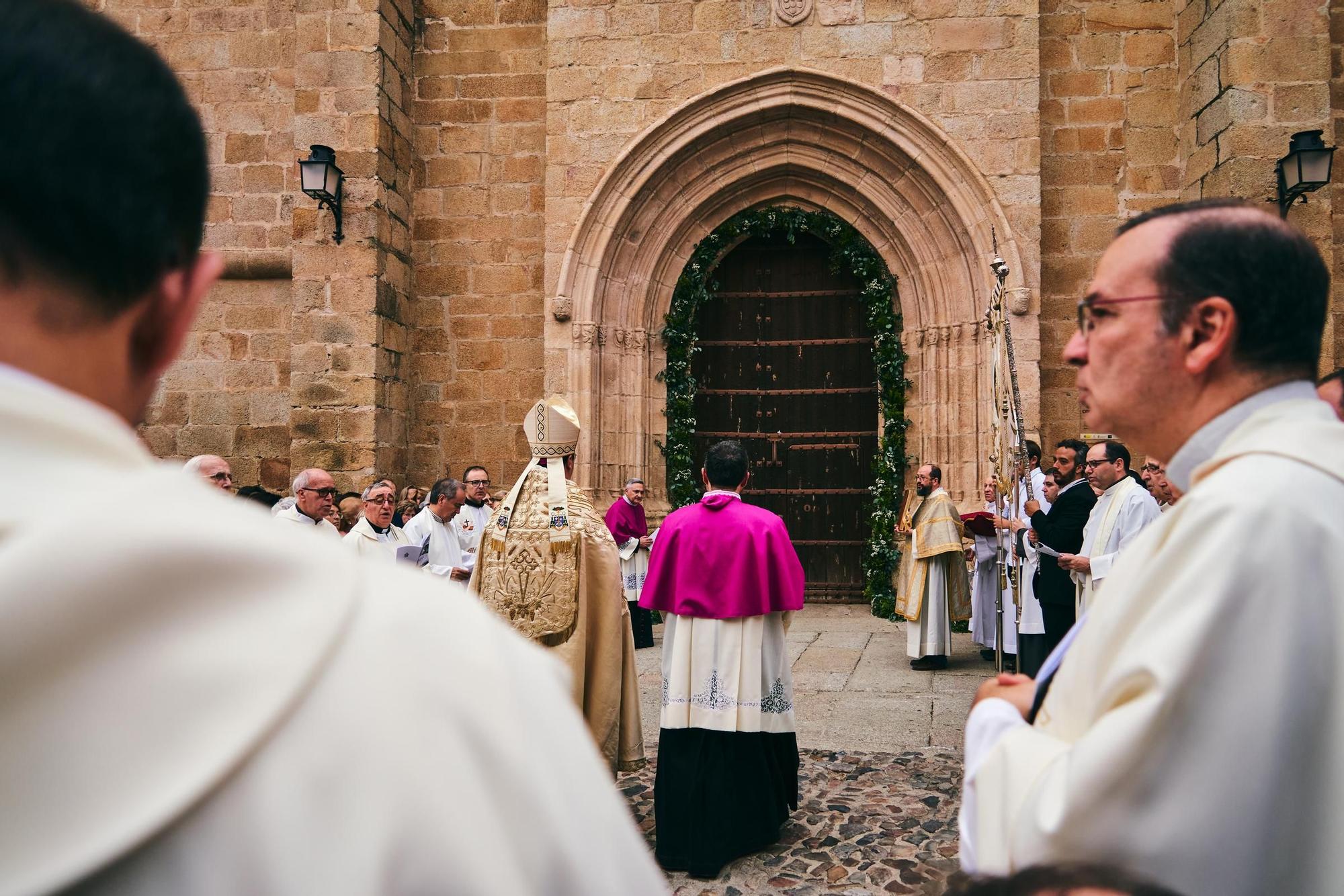 FOTOGALERÍA | Así fue la apertura de la Puerta Santa en la concatedral de Santa María de Cáceres