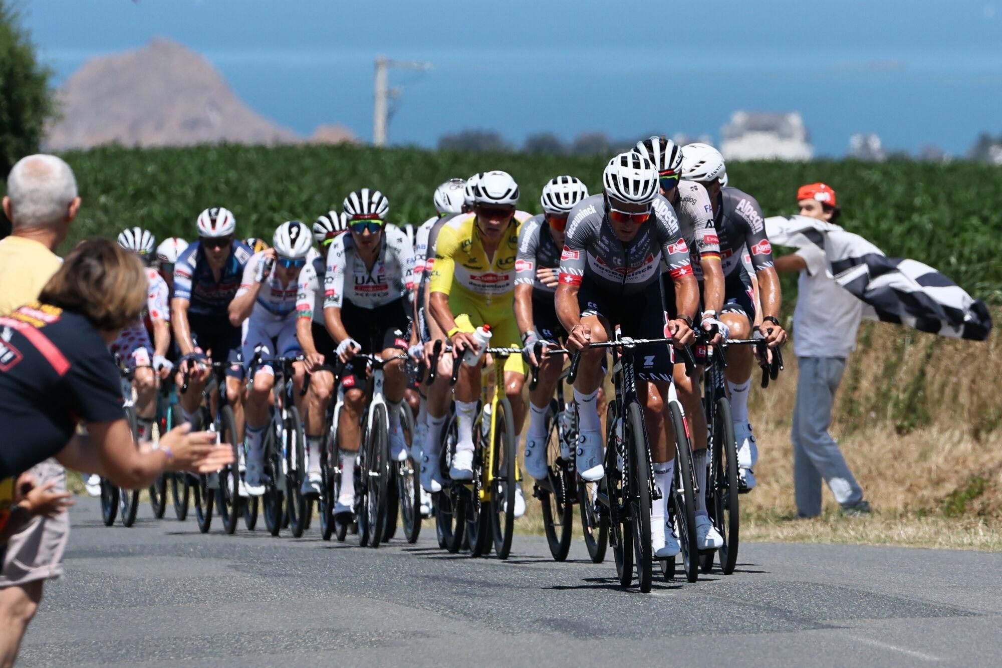 (France), 11/07/2025.- Swiss rider Silvan Dillier (front) of Alpecin - Deceuninck pulls the peloton during the 7th stage of the Tour de France cycling race over 197km from Saint Malo to Mur-de-Bretagne, France, 11 July 2025. (Ciclismo, Francia) EFE/EPA/CHRISTOPHE PETIT TESSON
