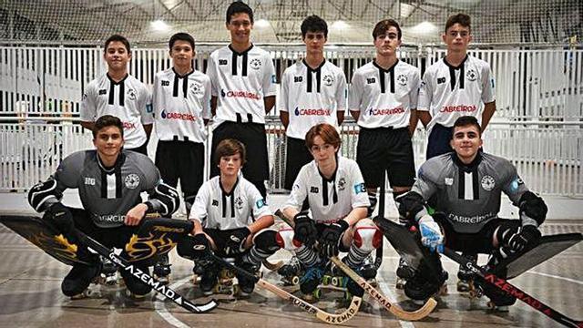 El equipo infantil del Dominicos, antes de viajar a Cataluña para disputar la Eurockey sub 15.