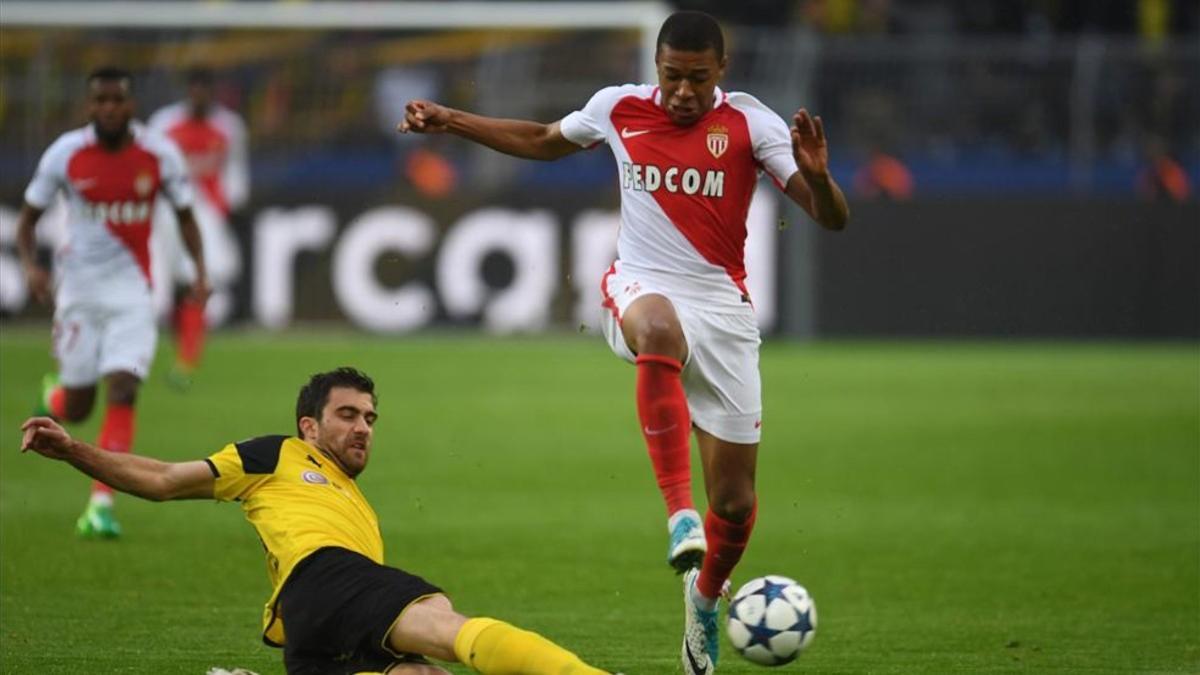 Mbappé supera a Sokratis en una acción del Borussia Dortmund - Mónaco