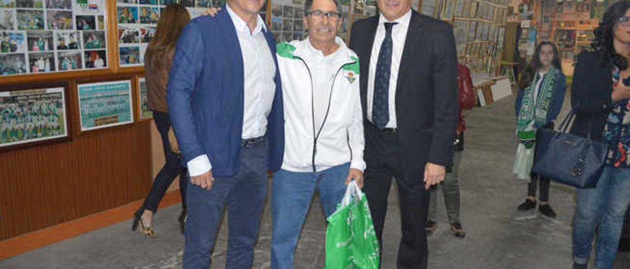 Juan Manuel (c), Gordillo y Alexis Trujillo, ayer, con una bandera, en el Museo del Betis de Moya, tras la visita.