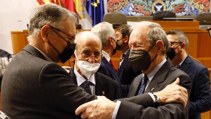 Iglesias, Gómez de las Roces y Marraco se saludan, en el Parlamento aragonés, en el encuentro organizado por EL PERIÓDICO.