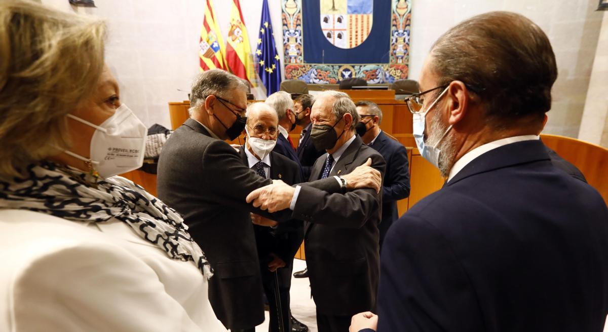Iglesias, Gómez de las Roces y Marraco se saludan, en el Parlamento aragonés, en el encuentro organizado por EL PERIÓDICO.