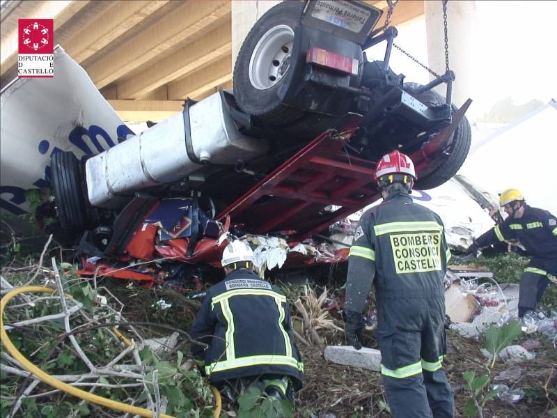 GALERÍA DE FOTOS - Camionero muerto en la AP-7 en Alcalà de Xivert