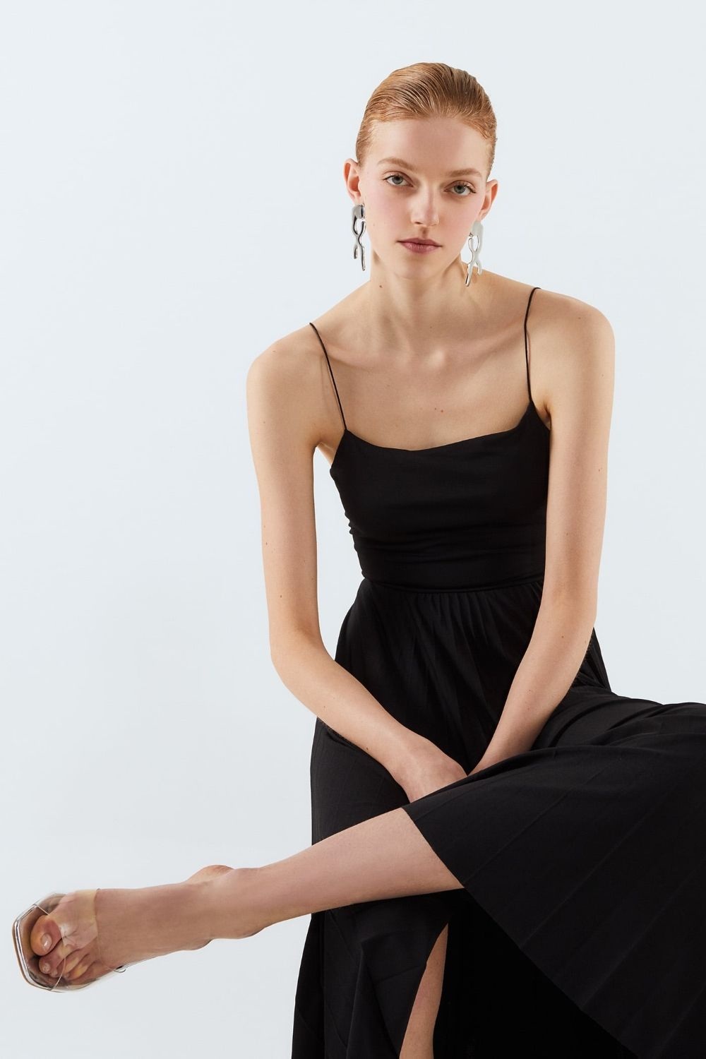Hemos encontrado un vestido negro en Sfera de largo midi que te acompañara  el resto de tu vida porque es ideal, básico y lo mejor es que solo cuesta  15 euros en