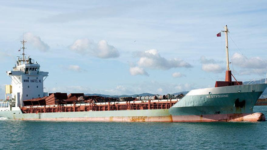 El mercante &quot;Westvoorne&quot;, de bandera de Antigua &amp; Barbuda, partió ayer finalmente sobre las diez de la mañana rumbo a Santander.