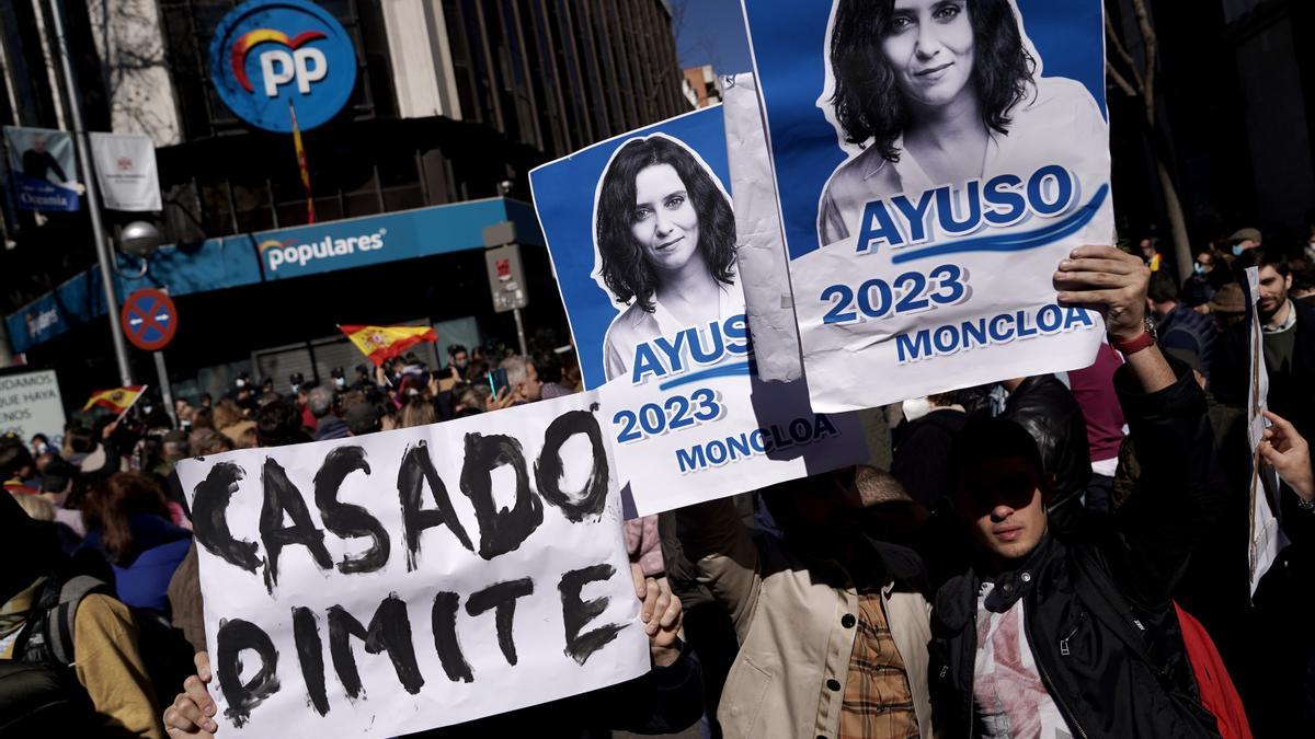 Concentración en la sede del PP pidiendo la dimisión de Pablo Casado. FOTO JOSÉ LUIS ROCA