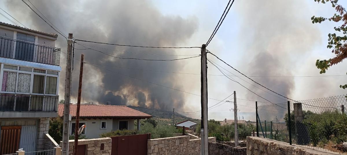 GALERÍA | Un incendio forestal amenaza Fermoselle