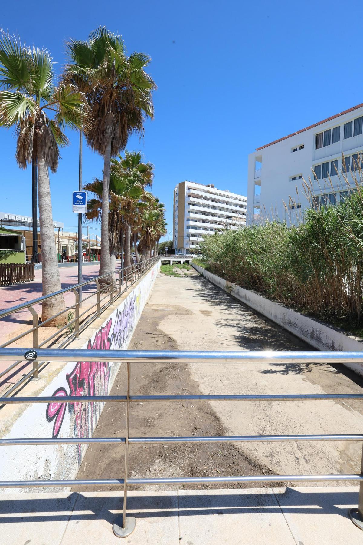 Galería: cerrada una playa de Ibiza tras detectarse un vertido de aguas residuales provocado por la rotura de una tubería