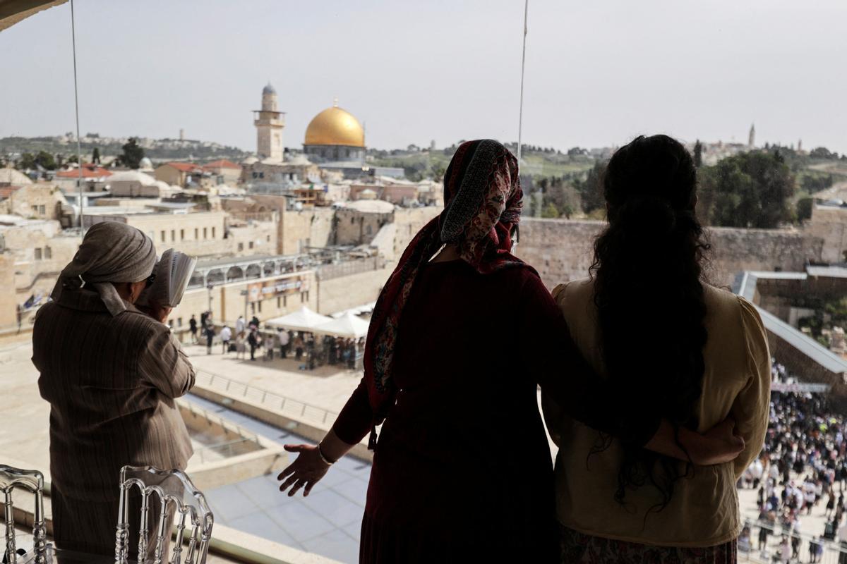 Cristianos ortodoxos celebran “Fuego Sagrado” en Jerusalén. eregrinos cristianos ortodoxos sostienen velas durante la ceremonia del Fuego Sagrado, un día antes de la Pascua ortodoxa, el sábado 15 de abril de 2023 en la Iglesia del Santo Sepulcro en la Ciudad Vieja de Jerusalén, donde muchos cristianos creen que Jesús fue crucificado y enterrado antes de resucitar.