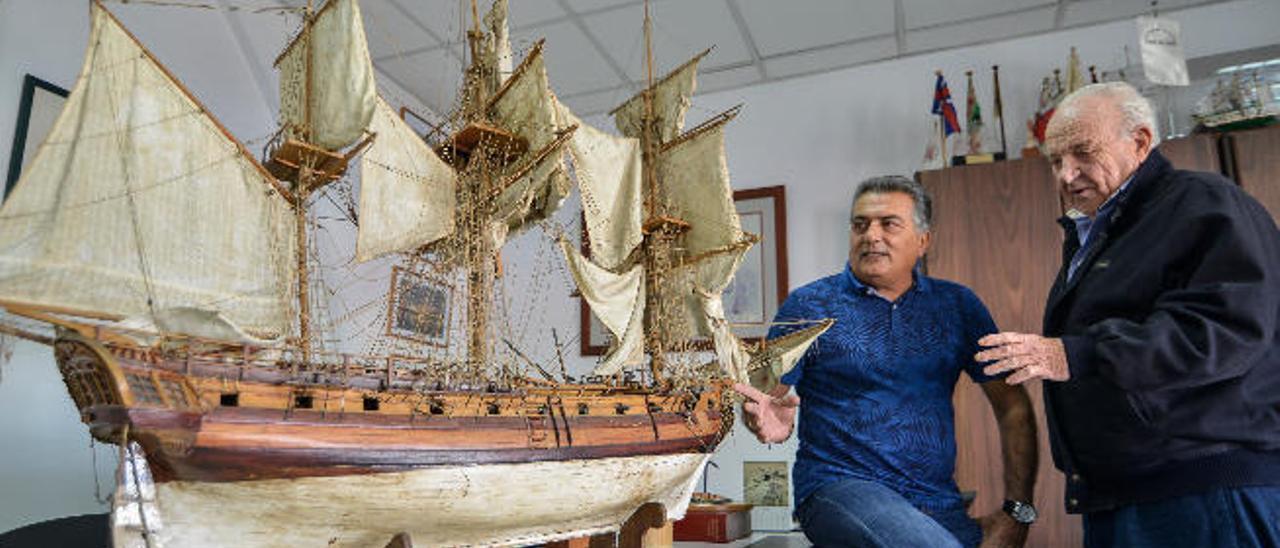 Juan Ortega Machín (izquierda) y José Juan Rodríguez Castillo observan una maqueta.