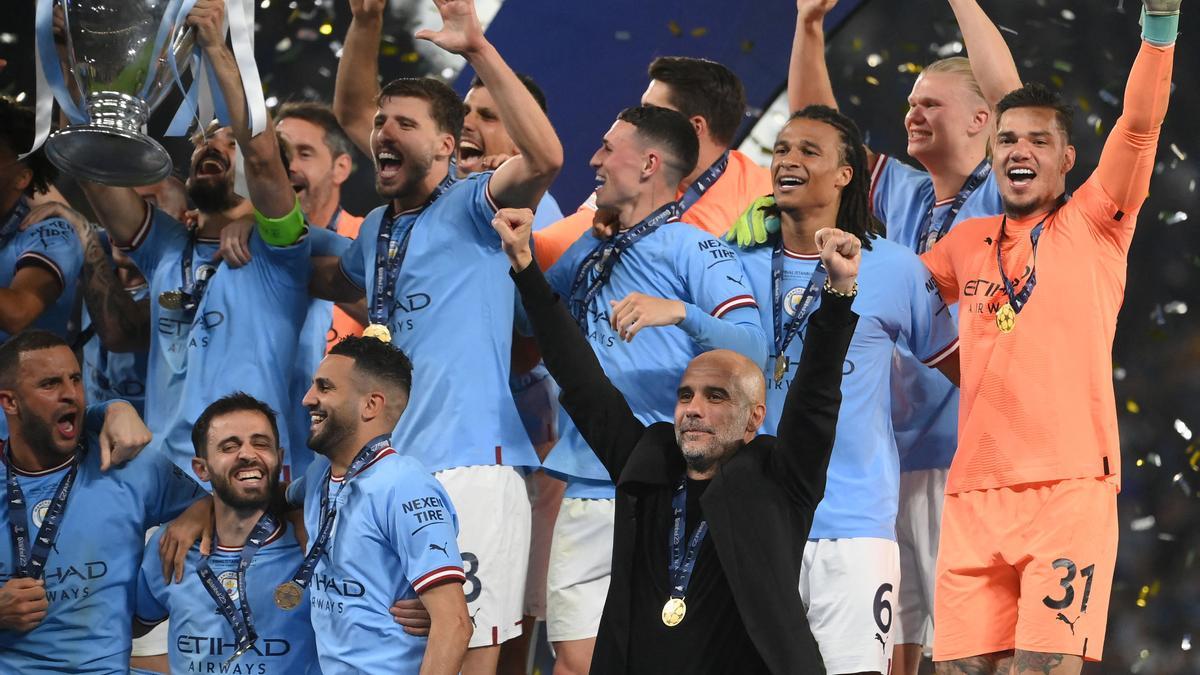 Pep Guardiola celebra junto a los jugadores del Manchester City su triunfo en la Champions