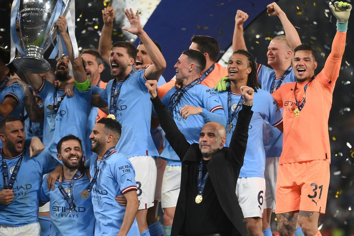 Pep Guardiola celebra junto a los jugadores del Manchester City su triunfo en la Champions