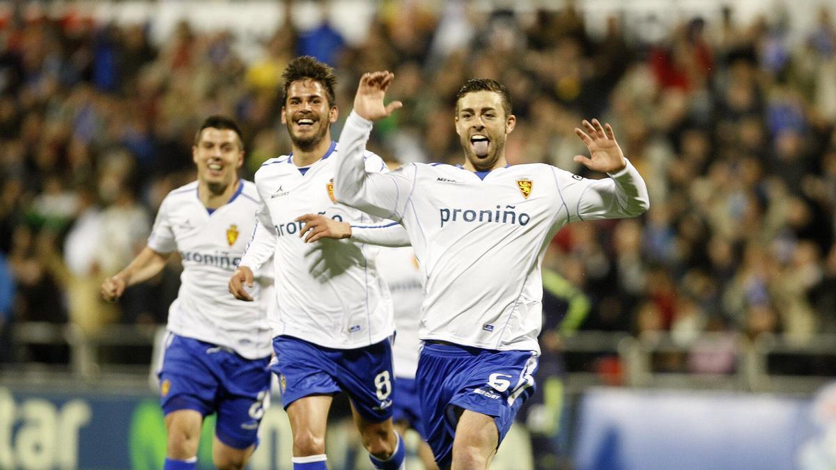 Rodri Ríos celebra el gol del Real Zaragoza frente al Real Madrid de Mourinho