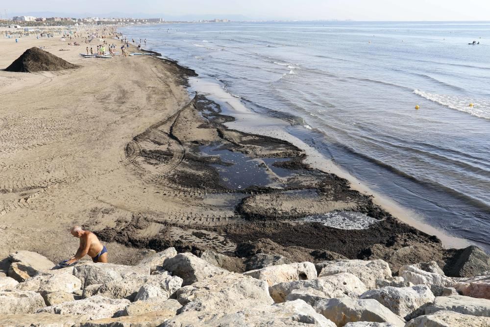 La playa de la Malva-rosa en València esta mañana de San Juan, a las 9.00 horas, ya estaba llena de gente.