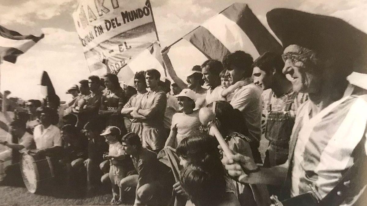 Aficionados cordobesistas junto a jugadores en el ascenso de Valdepeñas (1985).