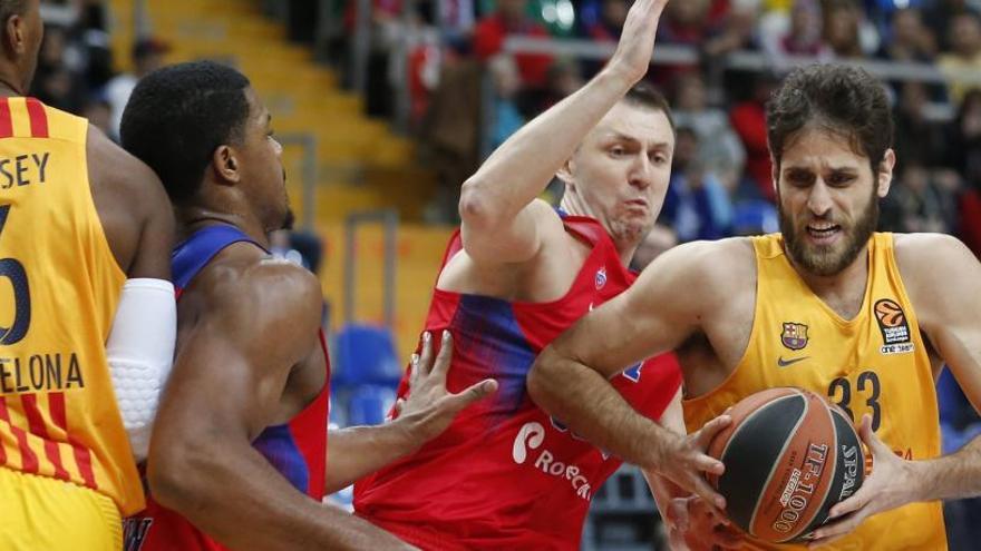 Perperoglu y Dorsey pelean por un balón con los rusos del CSKA.