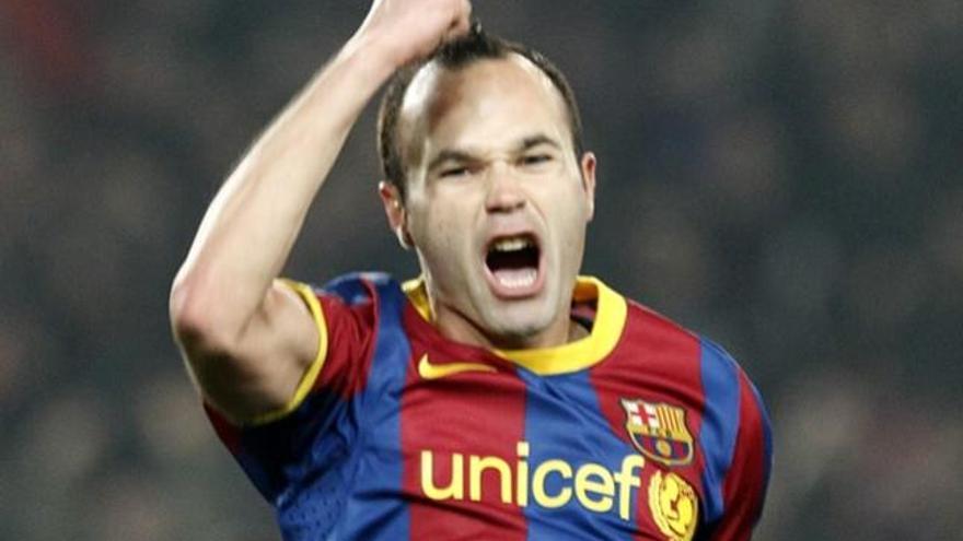 Iniesta celebra el tanto que marcó al Málaga.