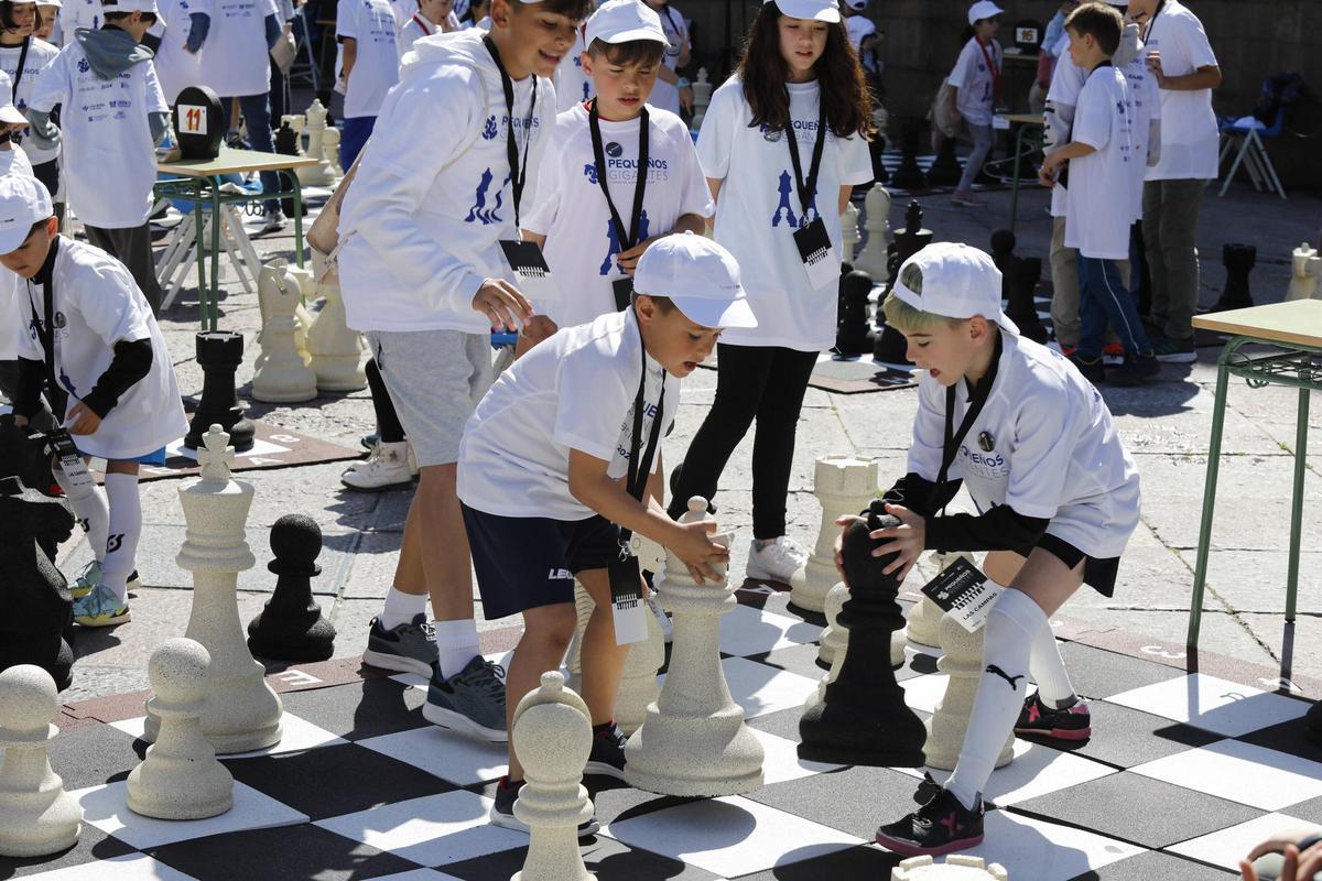 Así fue el torneo de ajedrez con piezas gigantes celebrado en la plaza ...