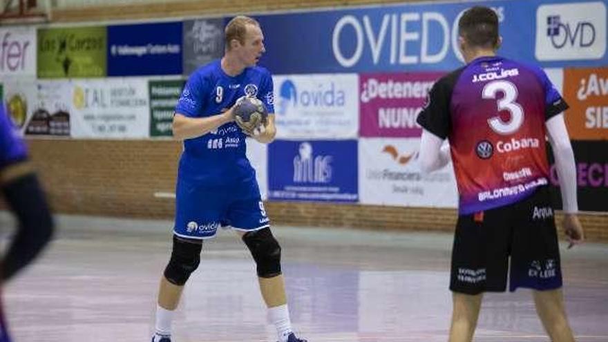 Mikhail Revin, con el balón, en un partido en Vallobín.