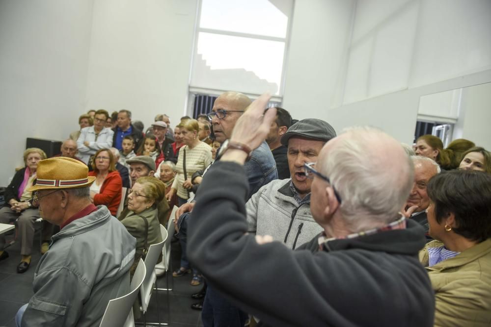 Tensa asamblea de vecinos en Eirís