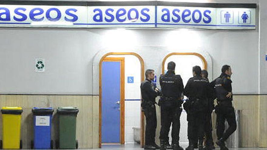 Varios policías en la estación de autobuses de Murcia.