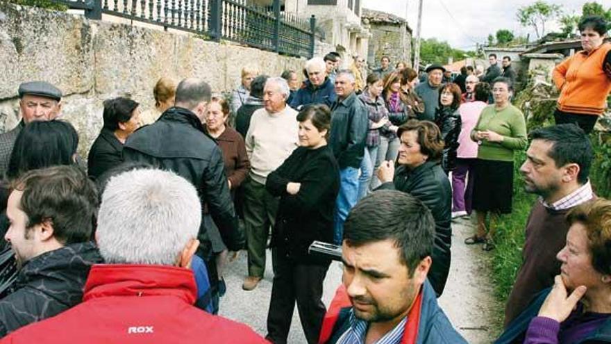 Familiares, en primer término, y los vecinos se agolparon frente a la casa para averiguar lo ocurrido.